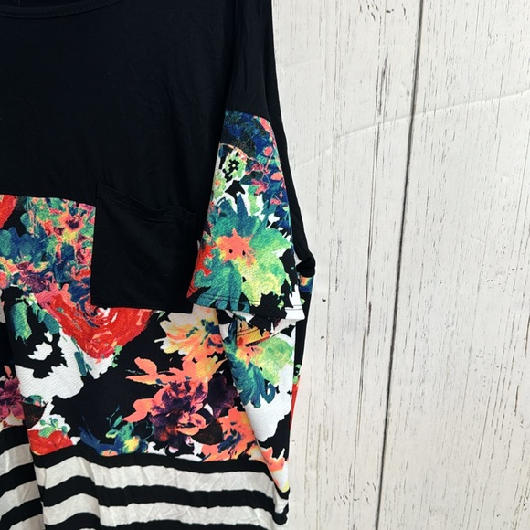 Hemish USA Floral Short Sleeve Blouse - Picture 3 of 9